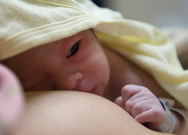 Breast Crawl: cuando el bebé "repta" instintivamente hasta tu pecho