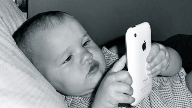 El uso excesivo del móvil puede dañar a nuestros hijos