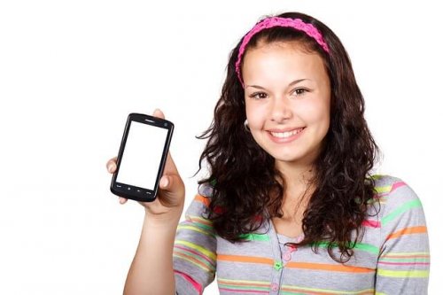 Chica contenta con su primer teléfono