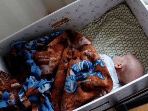 Bebés que duermen en cajas, ¿por moda o por salud?