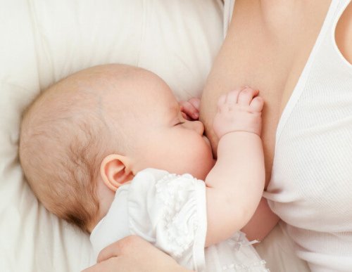 Puedes notar en tu hijo algunos gestos que demuestran que le estás dando la cantidad de leche recomendada según la edad del bebé.