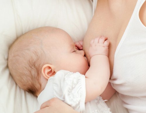 Vous pouvez remarquer chez votre enfant des gestes qui montrent que vous lui donnez la quantité de lait recommandée en fonction de son âge.