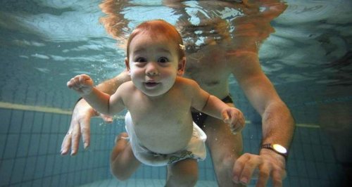bebé con papá en piscina