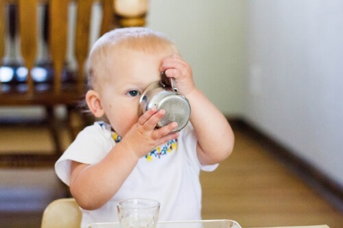 Beber agua es necesario para sobrevivir.