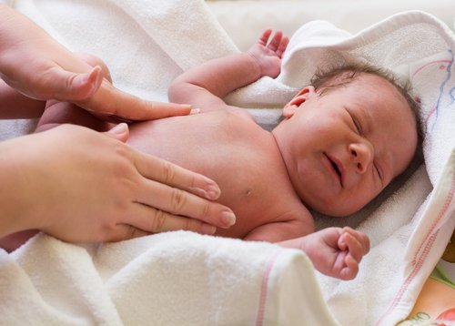La circuncisión en los niños se practica días después de su nacimiento.