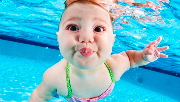 bebe debajo del agua practicando la matronatación