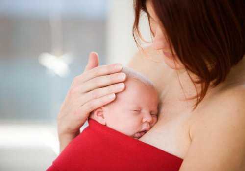 Une mère avec son bébé contre elle.