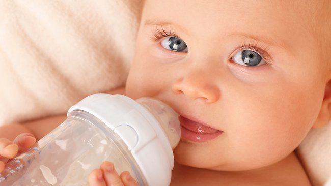 ¿Cuánta agua necesita tomar tu bebé?