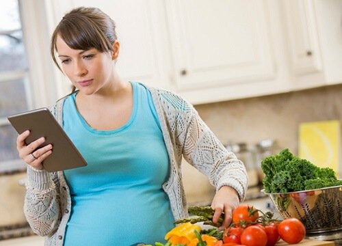 embarazada comiendo sano