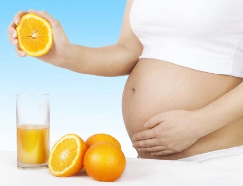 embarazada haciendo zumo naranja