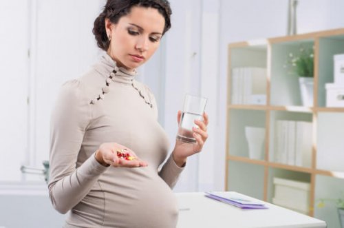 Une femme enceinte qui prend des médicaments.