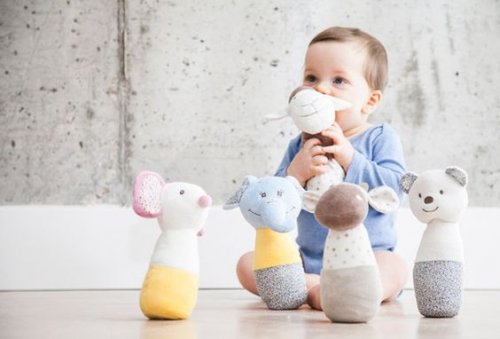 Niño con peluches