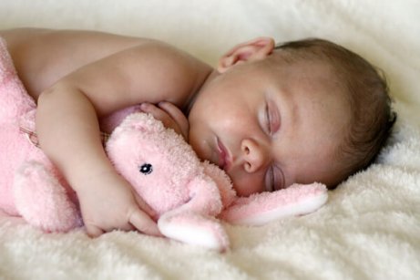 bebe con peluche