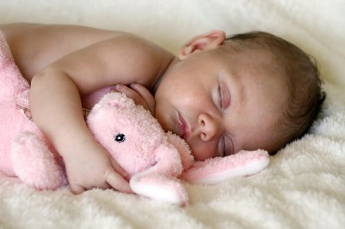 fotos-de-bebes-durmiendo-bebe-con-peluche-durmiendo-600x399