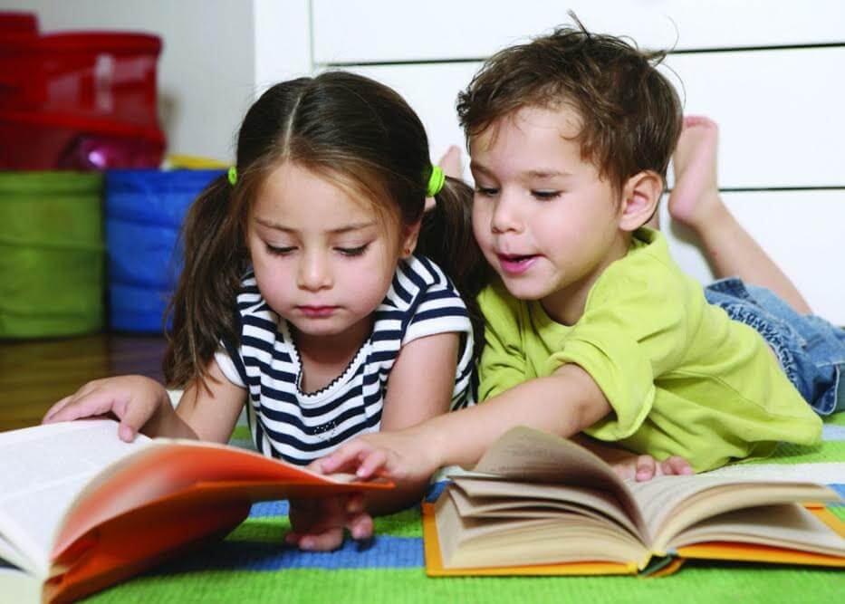 Livres et contes pour enseigner des concepts actuels, devant deux enfants couchés