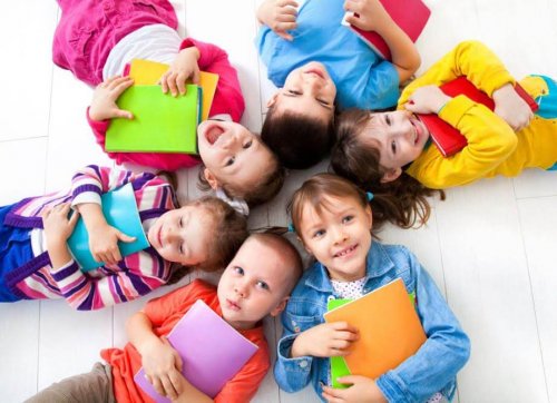 Un groupe d'enfants avec des livres.