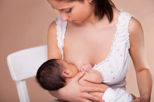 madre amanatando a su bebe