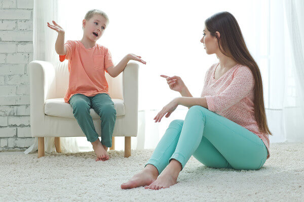 madre dialogando con su hijo para disciplinarlo