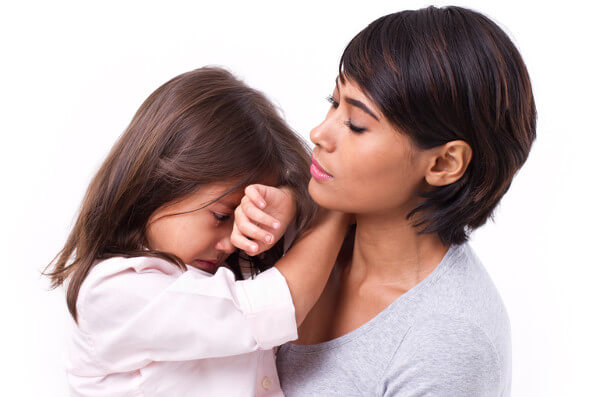 madre hablando con su hija sobre sus sentimientos