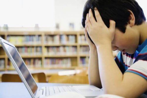 Niño con malas notas en el primer trimestre.