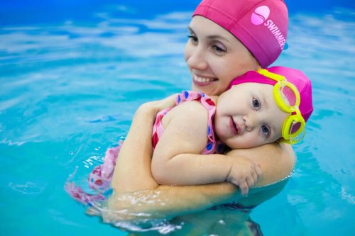 La natation pour bébé doit toujours être dirigée par un enseignant d'orientation et un expert dans ce domaine.