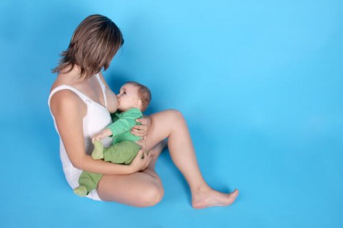 mamá amantando a niño de seis meses