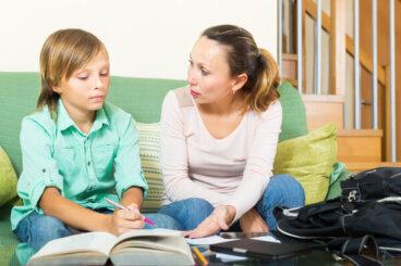 Lo que no debes hacer cuando ayudes a tu hijo con los deberes