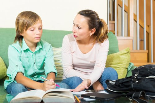 Mamá ayudando a su hijo a hacer los deberes