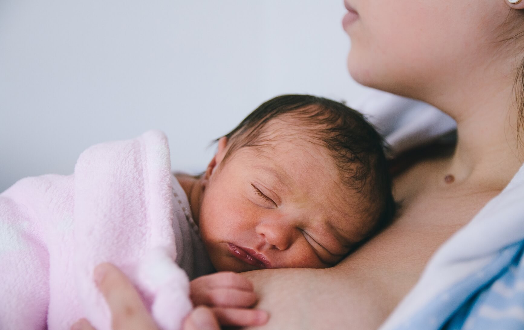 Familiares: no cojáis al bebé antes que la mamá tras el parto