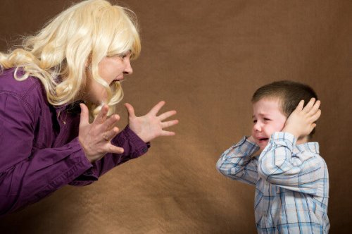 mama gritando a su niño para disciplinarlo