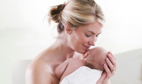 Un bébé dans les bras de sa maman, le regard plein d'amour maternel