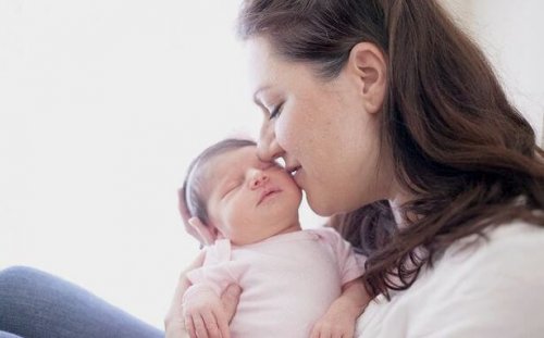 mamá besando bebe