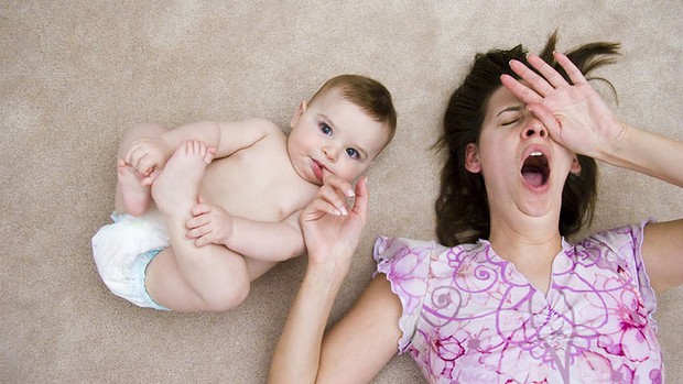 Maman fatiguée avec son bébé