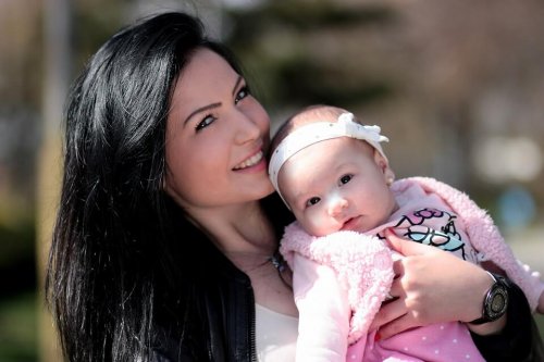 Madre practica crianza natural