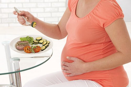 mujer embarazada comiendo sano
