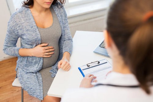 Mulher grávida no consultório médico
