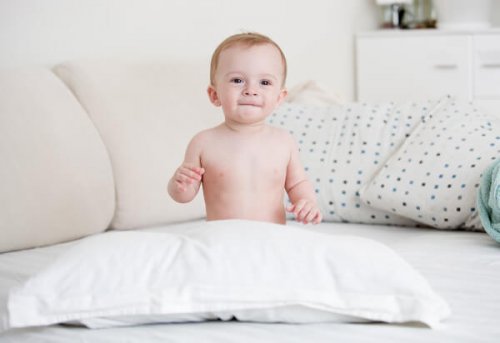 Un enfant déshabillé sur un canapé.