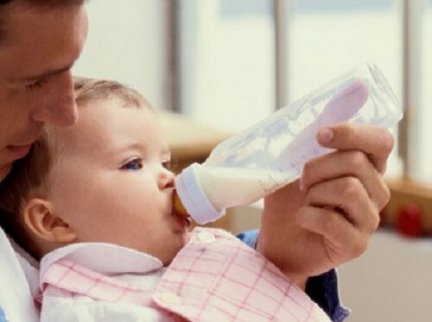 Intinde Salvare Bronz Nino Con Biberon Urban Stills Com