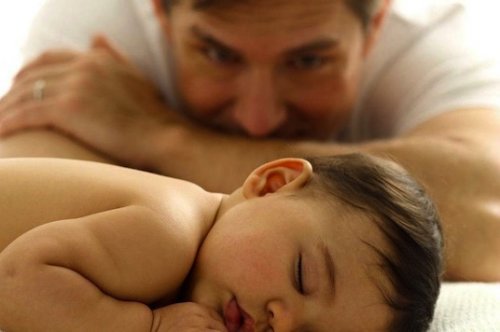 papá con bebé