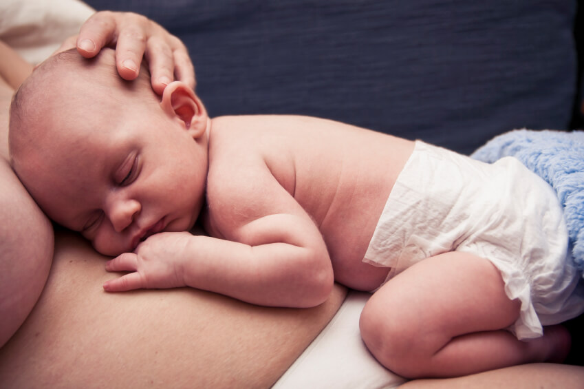 Nouveau-né endormi sur le ventre de sa maman