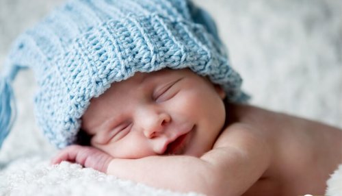 Un bébé endormi en souriant
