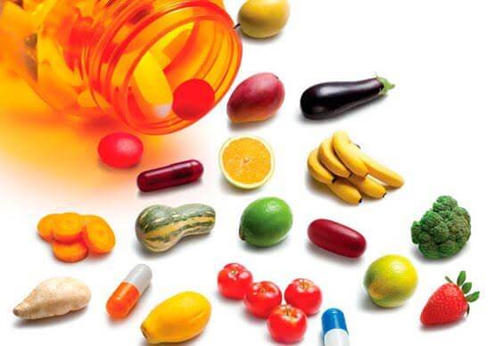 Assortiments de vitamines et de fruits et légumes.