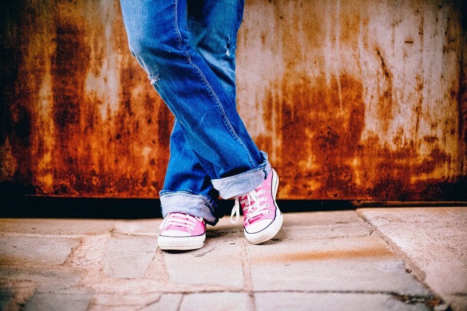 Enseñar a atarse los cordones a un niño es una tarea fundamental en su crecimiento.