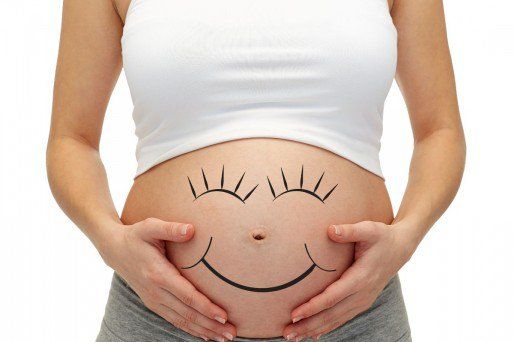 Mamás más alegres tienen bebes más activos