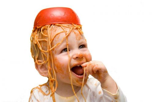 Cómo comer fuera sin que tu niño la líe
