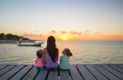 Une maman en vacances avec ses deux enfants 