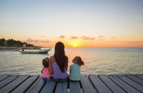 Une maman en vacances avec ses deux enfants