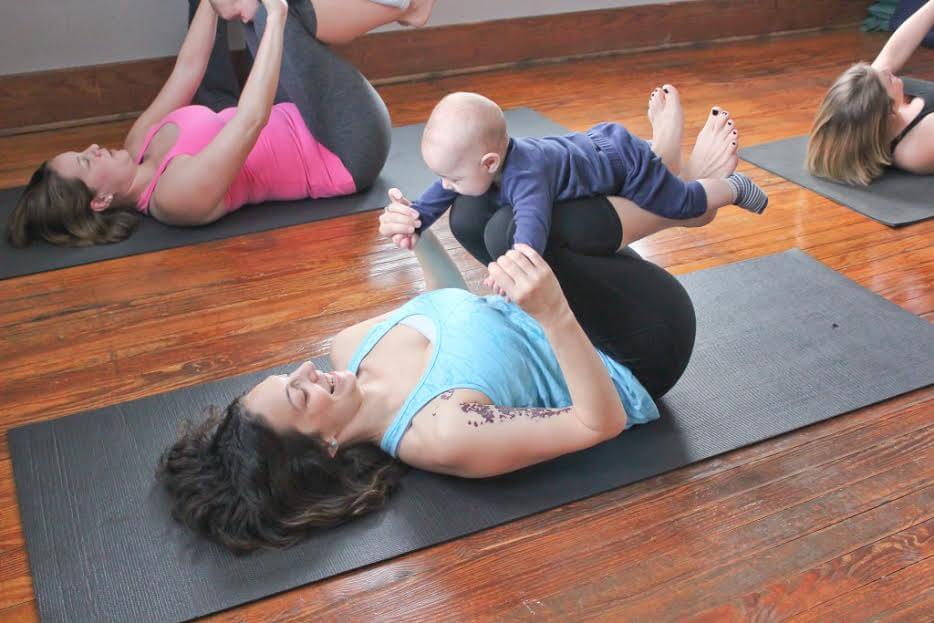 Des mamans qui font du sport avec leur bébé.