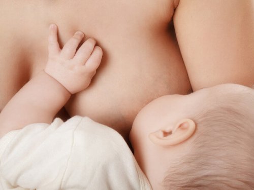 bebé amamantando para aliviar la congestión mamaria de su madre