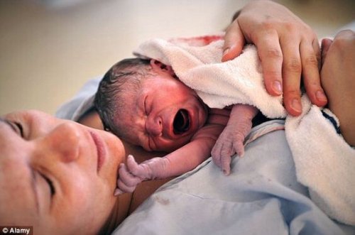 Acusan a matrona de indicar oxitocina para forzar la cesárea